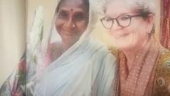 বুধনি মেঝান (বাঁয়ে), লেখিকা সারা যোসেফ (ডানে)