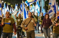 Emekli Yarbay Ron Sharf, demokrasi yanlısı yürüyüşte ortadaki.