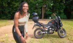 La première femme noire africaine à traverser le continent à moto en solitaire