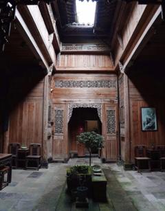 Una casa con "chimenea" para el aire caliente