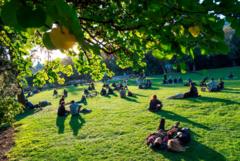Warga Kota Wina menikmati sore dengan duduk santai di salah satu taman yang tersedia di tengah kota.