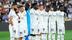 P﻿ara pemain Real Madrid mengheningkan cipta untuk para korban di Stadion Kanjuruhan Malang, sebelum bertanding melawan Osasuna dalam pertandingan lanjutan La Liga, Minggu (2/10).
