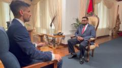 Leandro Prazeres, periodista de BBC Brasil, en entrevista con el presidente de Guyana.