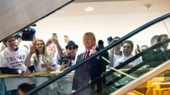 Трамп өзүнүн президент болгусу келгенин дүйнө жүзүнө шардана кылуу үчүн эскалатордон түшүп келе жатты