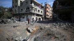 Un hombre camina sobre los escombros de un edificio derrumbado.