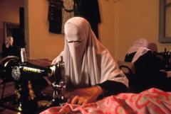 1993 yılında, Hamas'ın nakış kurslarına katılan kadınlar