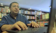 أحمد زايد، المؤرخ المصري وهو يقوم بتصفح موقعه الخاص على الإنترنت والذي وضع فيه مقابلاته مع مئات الجنود المصريين السابقين اللذين قاتلوا في الحرب