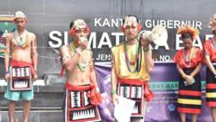 Aliansi Mentawai Bersatu melakukan demonstrasi ke kantor Gubernur Sumatera Barat di Padang, pada 9 Agustus 2022.