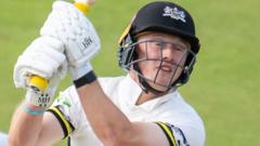 Hammond helps Glos to solid start at Northants