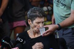 Lifschitz bebiendo agua durante su entrevista con medios de comunicación este martes.