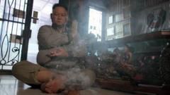 Mengapa para caleg minta bantuan 'dukun politik' dan 'guru spiritual' untuk merebut kursi legislatif?