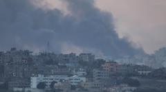 دخان متصاعد في قطاع غزة خلال فترة الهدنة بين إسرائيل وحركة حماس