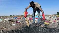 Un artiste tchadien transforme les déchets en art