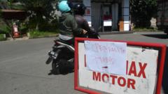 Pengendara motor berputar usai mengetahui Pertalite dan Pertamax kosong di SPBU di Kota Bogor, Jawa Barat, Senin (08/08)