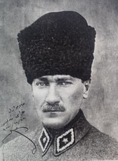 Ankara'da Bir İngiliz Kadını kitabında yer alan, Atatürk'ün Ellison için imzaladığı resim. Üzerinde Matmazel Ellison ve 22.11.1922 yazıyor.