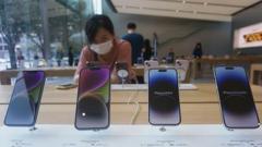 iPhone 14 в магазине Apple в Гуанчжоу