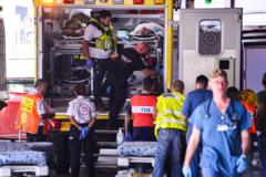 Heridos israelíes llegan a servicios de emergencia.