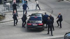 El primer ministro de Eslovaquia, Robert Fico, está fuera de peligro tras recibir varios disparos «en un intento de asesinato»