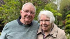 La inspiradora historia de una pareja de 80 años que ha cuidado a más de 150 niños (y que aún no tiene planes de jubilarse)