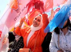 23 Mayıs'taki Cumhurbaşkanlığı seçimleri önce İstanbul'da düzenlenen bir mitingindeki AKP destekçileri.