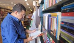 أحمد زايد وهو يطالع كتب في مكتبة بالقاهرة