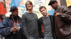 Sam Altman y sus socios de Loopt presentando la aplicación en Times Square, Nueva York.