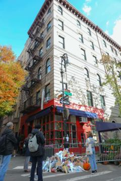 Flores ante el edificio que aparecía en la serie "Friends".