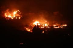 Casas arden debido a un incendio forestal durante la noche en Valparaíso, Chile el 2 de febrero de 2024.