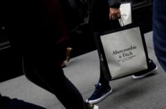 Una persona con una bolsa de Abercrombie & Fitch