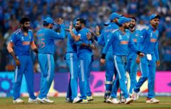 মিচেলের উইকেট নেওয়ার পর শামিকে ঘিরে ভারতীয় দলের উদযাপন