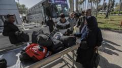 مسافرة تصل إلى قطاع غزة عبر معبر رفح البري