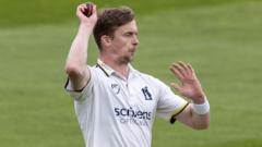 Late wickets check Surrey progress against Bears