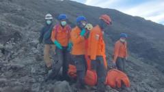 Gunung Marapi erupsi: Jumlah korban meninggal bertambah, evakuasi dilanjutkan