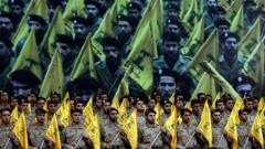 Ellerinde örgüt bayrakları bulunan, geçit törenindeki Hizbullah üyeleri