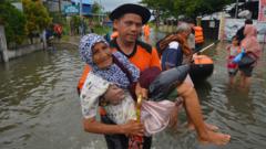 'Semua perabotan ibu hancur, kursi terbalik semua' - Banjir merendam puluhan ribu rumah di sejumlah daerah, BMKG prediksi cuaca ekstrem hingga pekan depan
