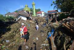 Korban jiwa banjir bandang dan lahar di Sumbar mencapai 37 orang, tim penolong masih terus mencari korban yang dilaporkan hilang