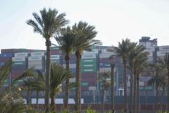 Un carguero atravesando el Canal de Suez en Egipto