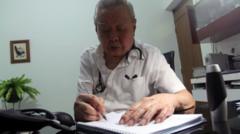 Kisah Dokter Lo yang gratiskan biaya berobat warga miskin Solo selama puluhan tahun