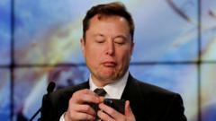 Elon Musk afite telefone mu ntoki