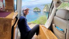 Kisah Mimi Campervan Girl, perempuan yang menjelajahi Indonesia sendirian dengan mobil minivan