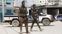 Abapolisi ba Somalia bari ku burinzi hafi ya Hoteli Hayat yagabweho igitero na al-Shabab i Mogadishu