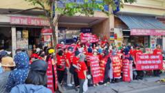 Người dân mua trái phiếu SCB phản đối đòi tiền tại Hà Nội