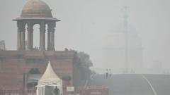 রবিবার সকালে দিল্লির রাইসিনা হিলস। দূষণে রাষ্ট্রপতি ভবনও চোখের আড়ালে