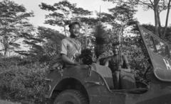 Nativos del Himalaya en un vehículo militar de EEUU