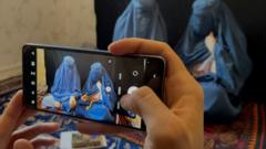 Des soeurs afghanes qui défient les talibans en chantant sous la burqa