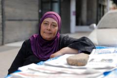 Mısır'da gazete satan Nadia
