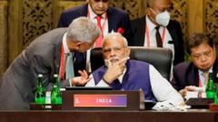 ইসরায়েলের পাশে দাঁড়ানোর বার্তার ফলে আরব বিশ্বের সঙ্গে সম্পর্ক খারাপ হতে পারে ভেবেই কি ফিলিস্তিনকে সমর্থনের কথা আবারও জানালো ভারত?