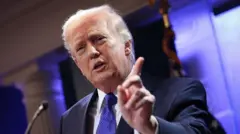 Trump wags his finger at a WH press briefing.