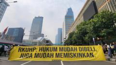 Aliansi Nasional Reformasi KUHP melakukan aksi bentang spanduk menolak pengesahan RKUHP di Bundaran HI, Jakarta, Minggu (27/11).