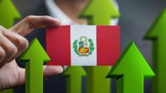 Bandeira do Peru entre setas que sinalizam crescimento